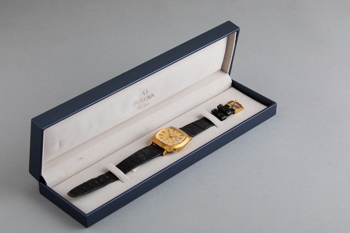 Bulova - Accuquartz Daydate in Oro 18k con Cassa di Forma, Movimento al Quarzo a Diapason, Cintur...