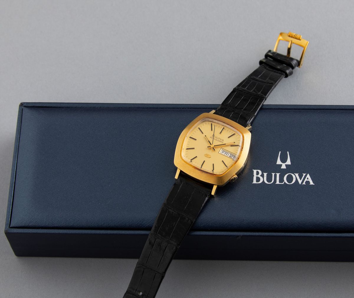 Bulova - Accuquartz Daydate in Oro 18k con Cassa di Forma, Movimento al Quarzo a Diapason, Cintur...