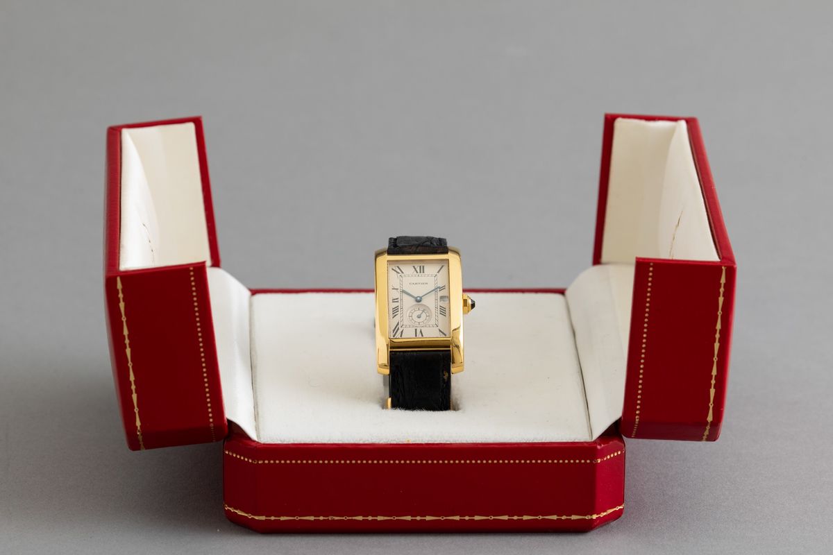 Cartier - Tank Americaine al Quarzo in Oro 18k con Piccoli Secondi al Sei, Chiusura Deployante Ac...