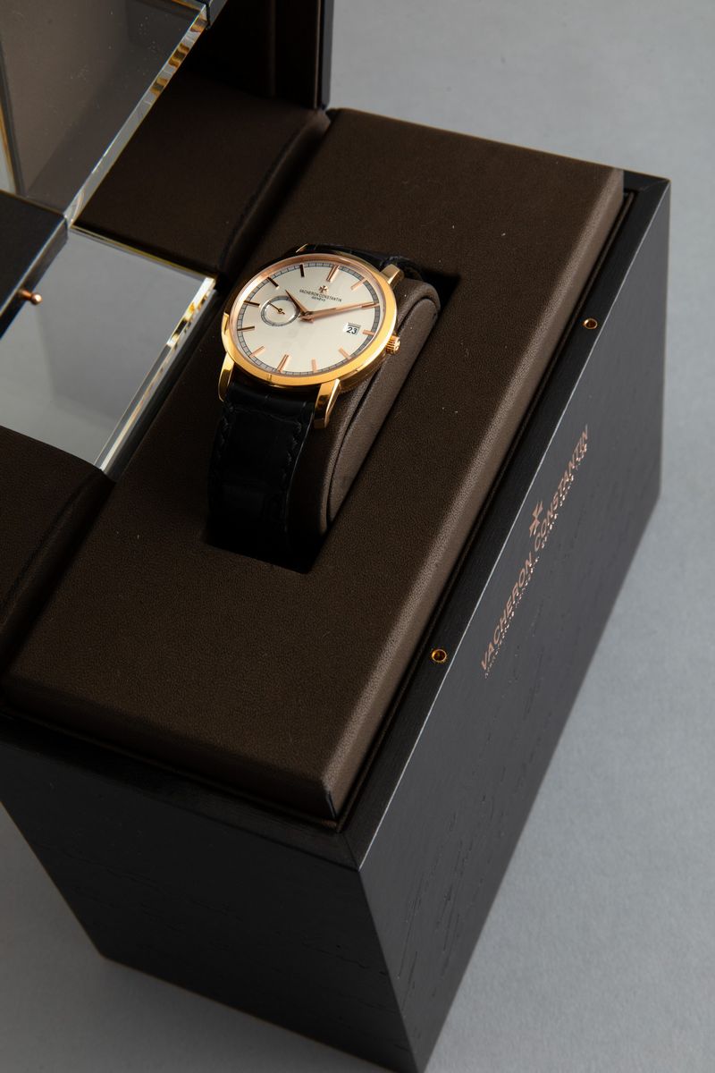 Vacheron & Constantin - Traditionelle, Elegante Orologio in Oro Rosa 18k con Datario e Piccoli Se...