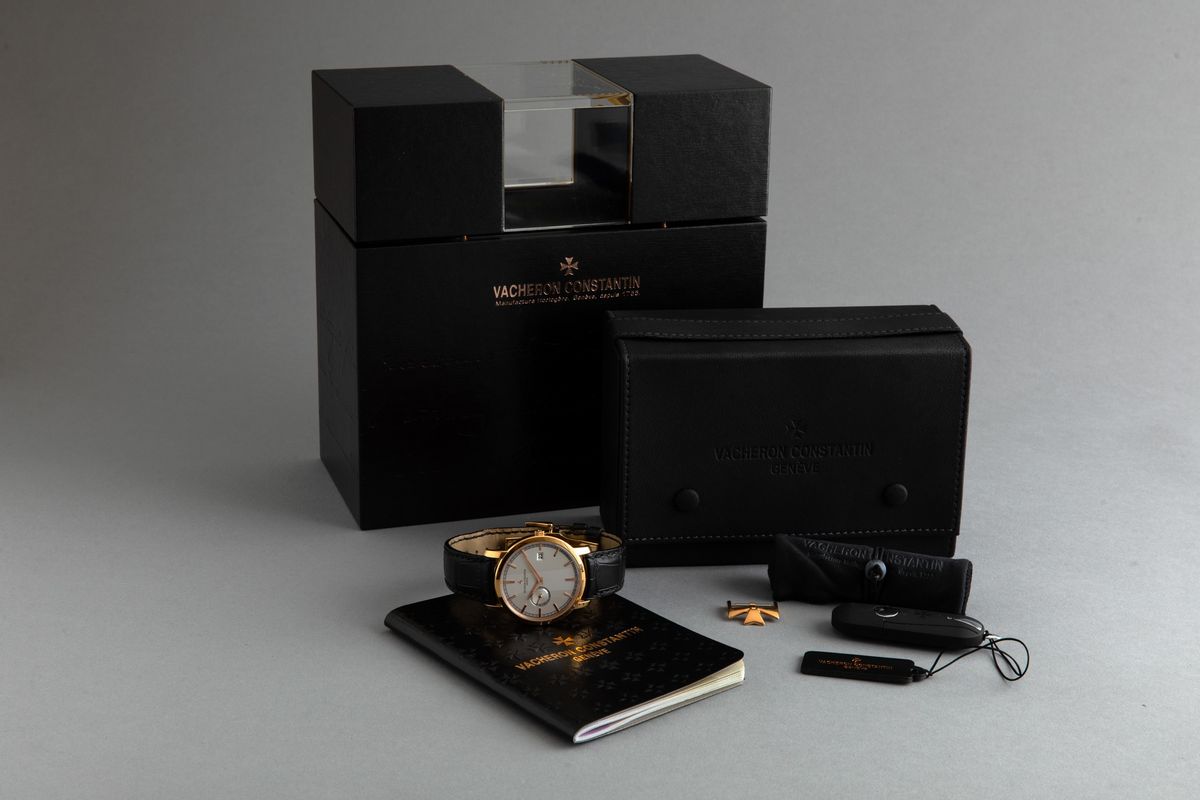 Vacheron & Constantin - Traditionelle, Elegante Orologio in Oro Rosa 18k con Datario e Piccoli Se...