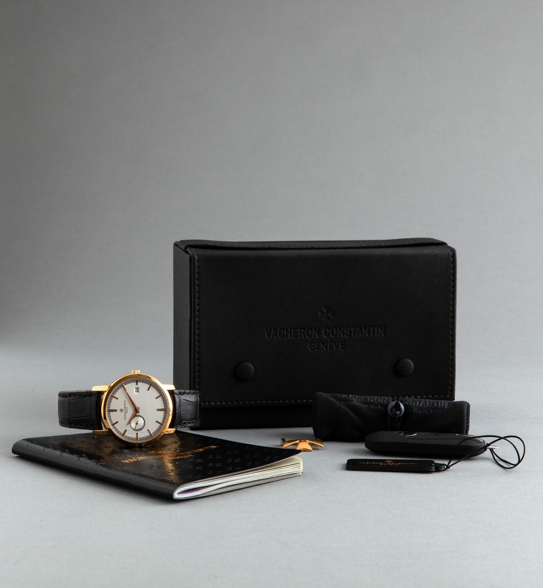 Vacheron & Constantin - Traditionelle, Elegante Orologio in Oro Rosa 18k con Datario e Piccoli Se...