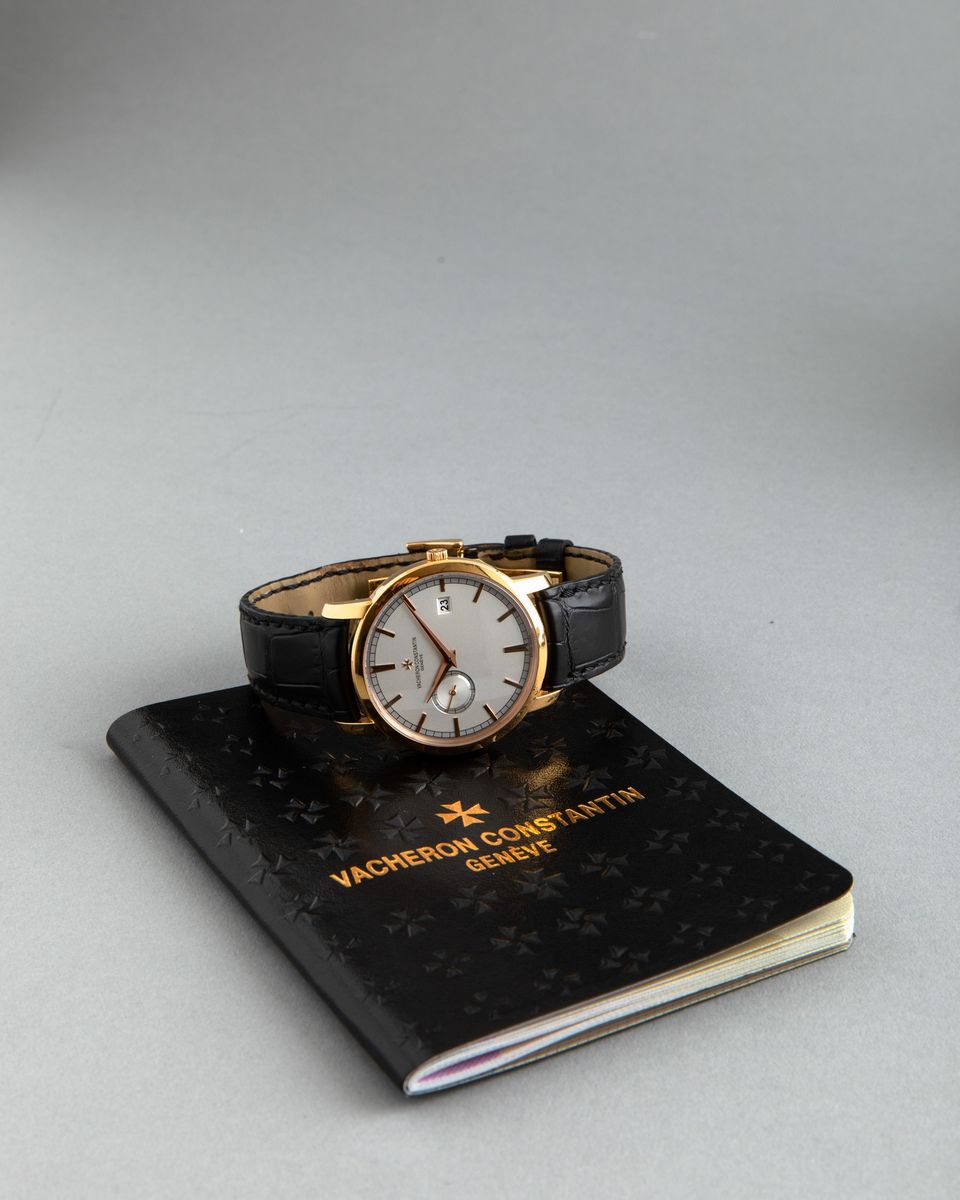 Vacheron & Constantin - Traditionelle, Elegante Orologio in Oro Rosa 18k con Datario e Piccoli Se...