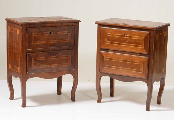 Coppia di comodini lastronati e filettati