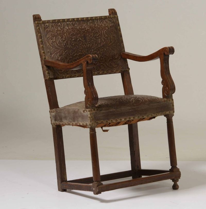 Poltrona in legno intagliato rivestita in pelle impressa  - Asta Antiquariato Febbraio | Cambi Time - Cambi Casa d'Aste