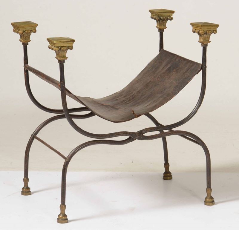 Antico faldistorio in ferro battuto con seduta in cuoio  - Auction Fine Art February | Cambi Time - Cambi Casa d'Aste