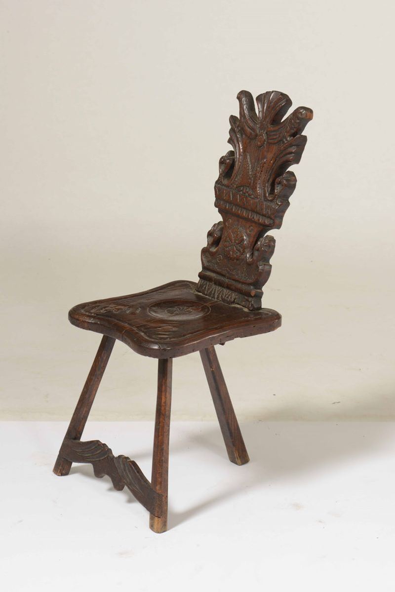 Sedia tripode in legno intagliato  - Asta Antiquariato Febbraio | Cambi Time - Cambi Casa d'Aste