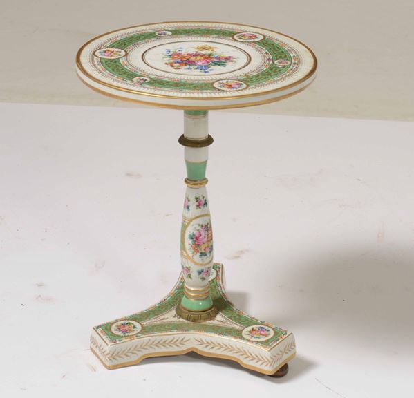 Tavolino in porcellana decorata in policromia e dorature, XX secolo