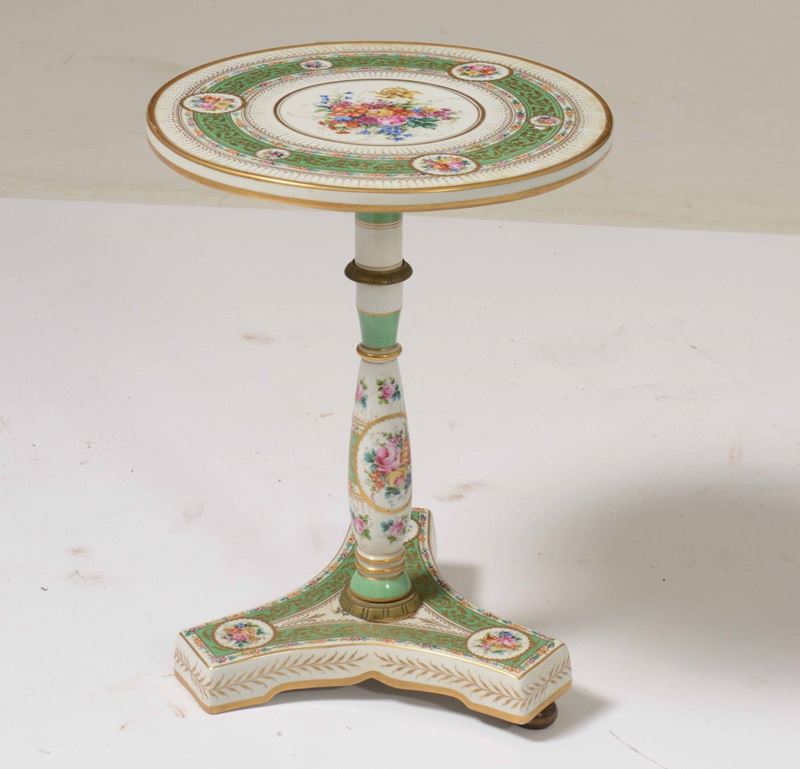 Tavolino in porcellana decorata in policromia e dorature, XX secolo  - Asta Antiquariato Febbraio | Cambi Time - Cambi Casa d'Aste