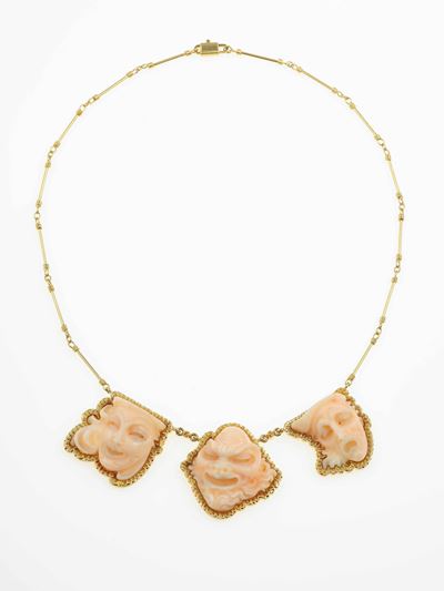 Chimento, Girocollo con corallo rosa inciso, montatura in oro giallo 750/1000