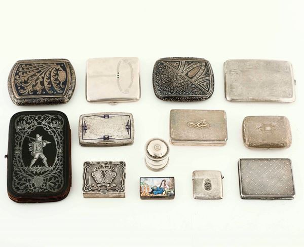 Insieme di 13 scatoline e portasigarette in argento ed altri materiali, varie epoche