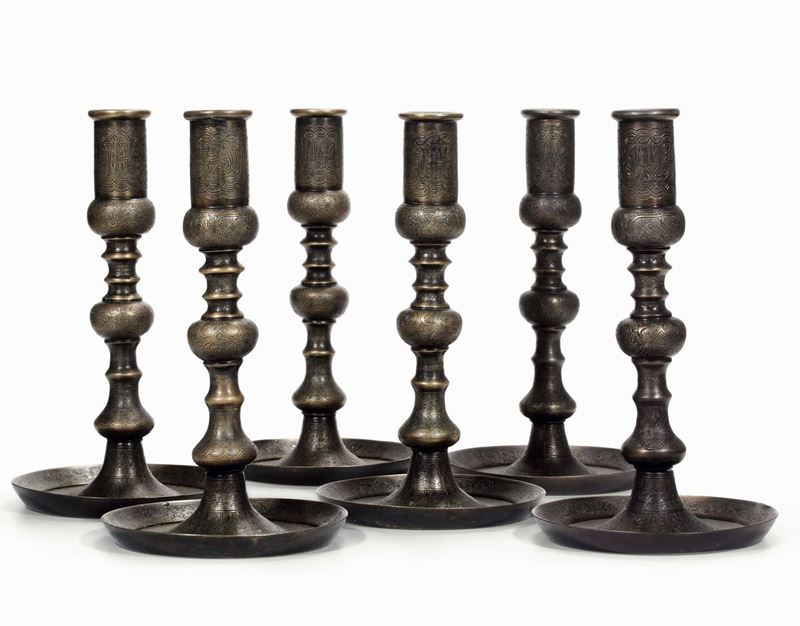 Sei grandi candelieri in ottone con inscrizioni cufiche di gusto ottomano. XX secolo  - Asta Dimore Italiane - Cambi Casa d'Aste