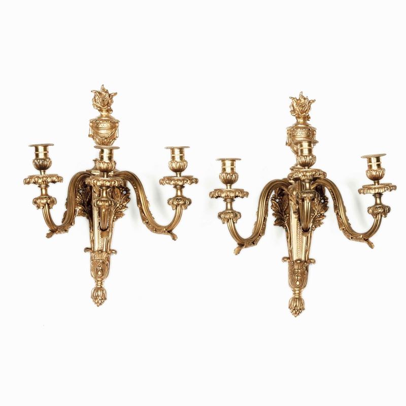 Coppia di appliques a tre fiamme in bronzo dorato e cesellato. XIX-XX secolo  - Asta Dimore Italiane - Cambi Casa d'Aste
