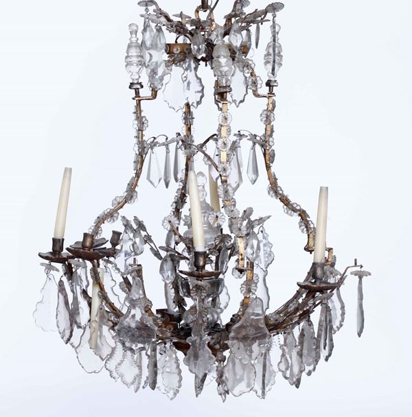 Grande lampadario in metallo e cristalli. XIX secolo