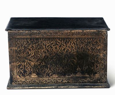 Baule in Legno con Decori Lumeggiati in Oro. XIX Secolo