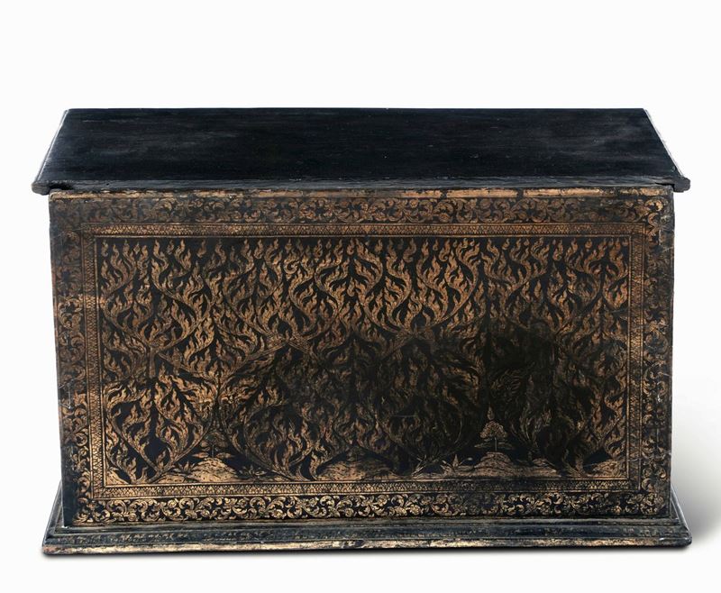 Baule in legno con decori lumeggiati in oro. XIX secolo  - Auction Italian Mansions - Cambi Casa d'Aste
