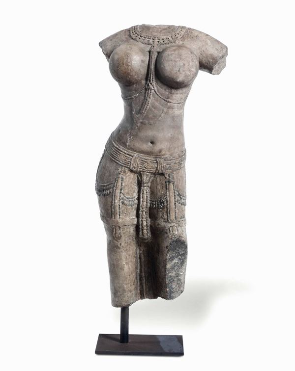 Busto in pietra raffigurante figura femminile acefala, India XVIII-XIX secolo