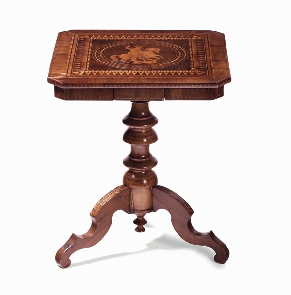 Tavolino in legno lastronato ed intarsiato. Ebanisteria sorrentina XIX secolo