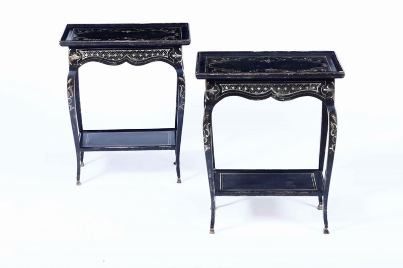 Coppia di tavolini con piano a vassoio in legno ebanizzato e dipinto. XX secolo  - Auction Italian Mansions - Cambi Casa d'Aste