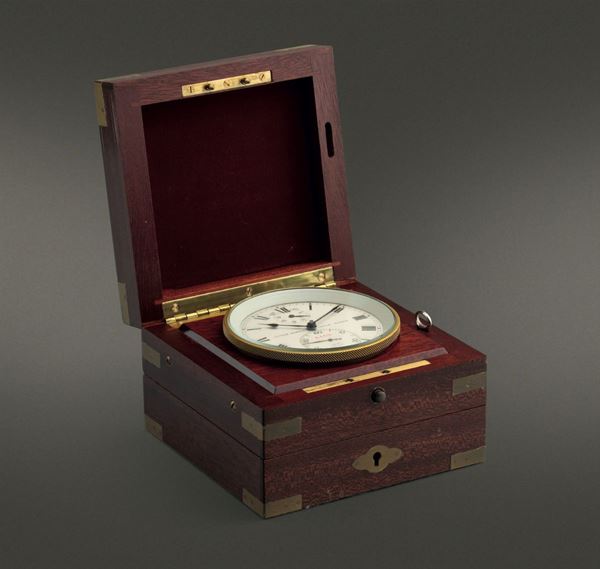 ULYSSE NARDIN - "Chronometre du Bord", raro deck-watch da Marina in ottone dorato con scatola in legno nautico laccato e dedica "Fiumi" sul quadrante. L'orologio è accompagnato da Bollettino di Marcia originale che lo qualifica come Cronometro.
