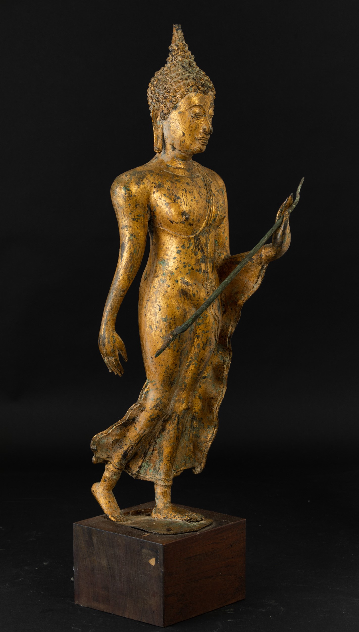 Figura di Buddha Stante in Bronzo Dorato, Thailandia, Ayutthaya, XVII Secolo