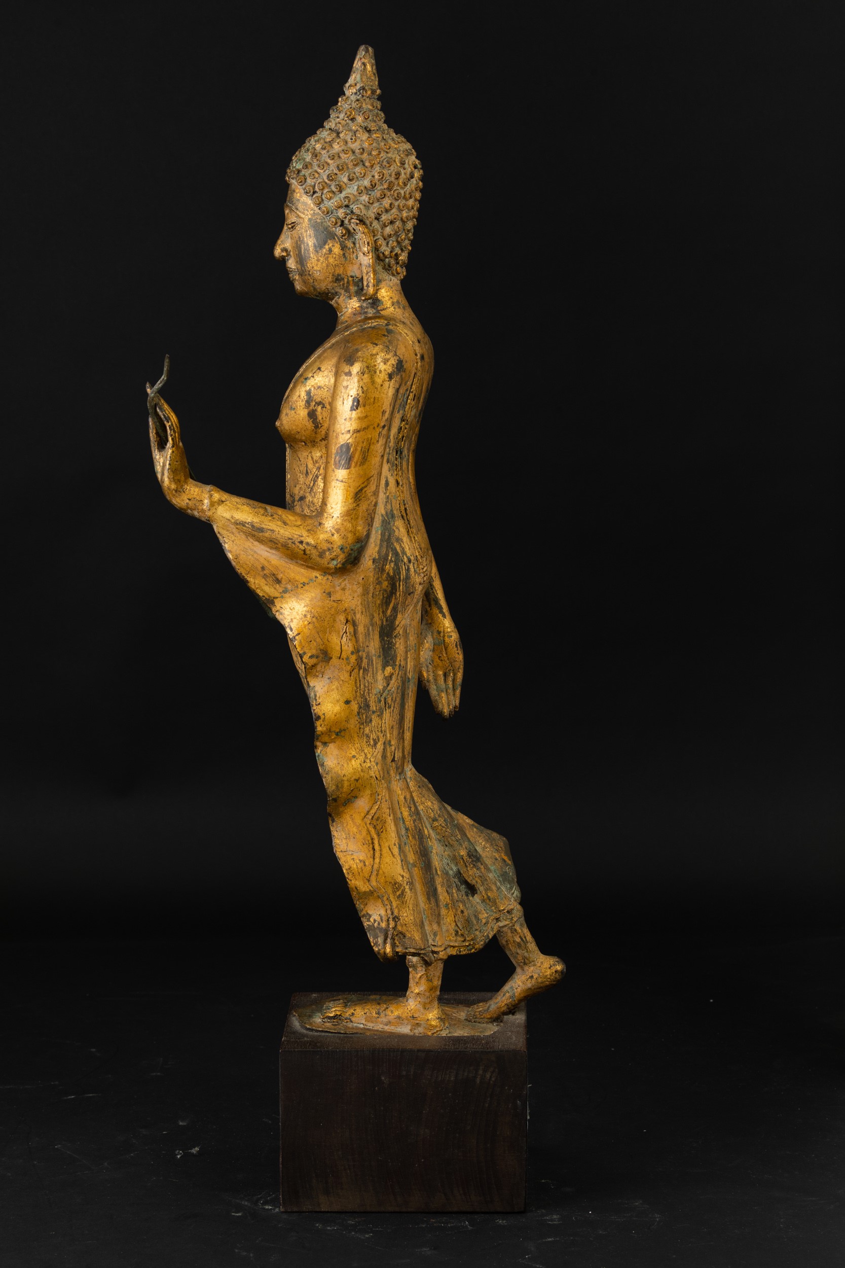Figura di Buddha Stante in Bronzo Dorato, Thailandia, Ayutthaya, XVII Secolo