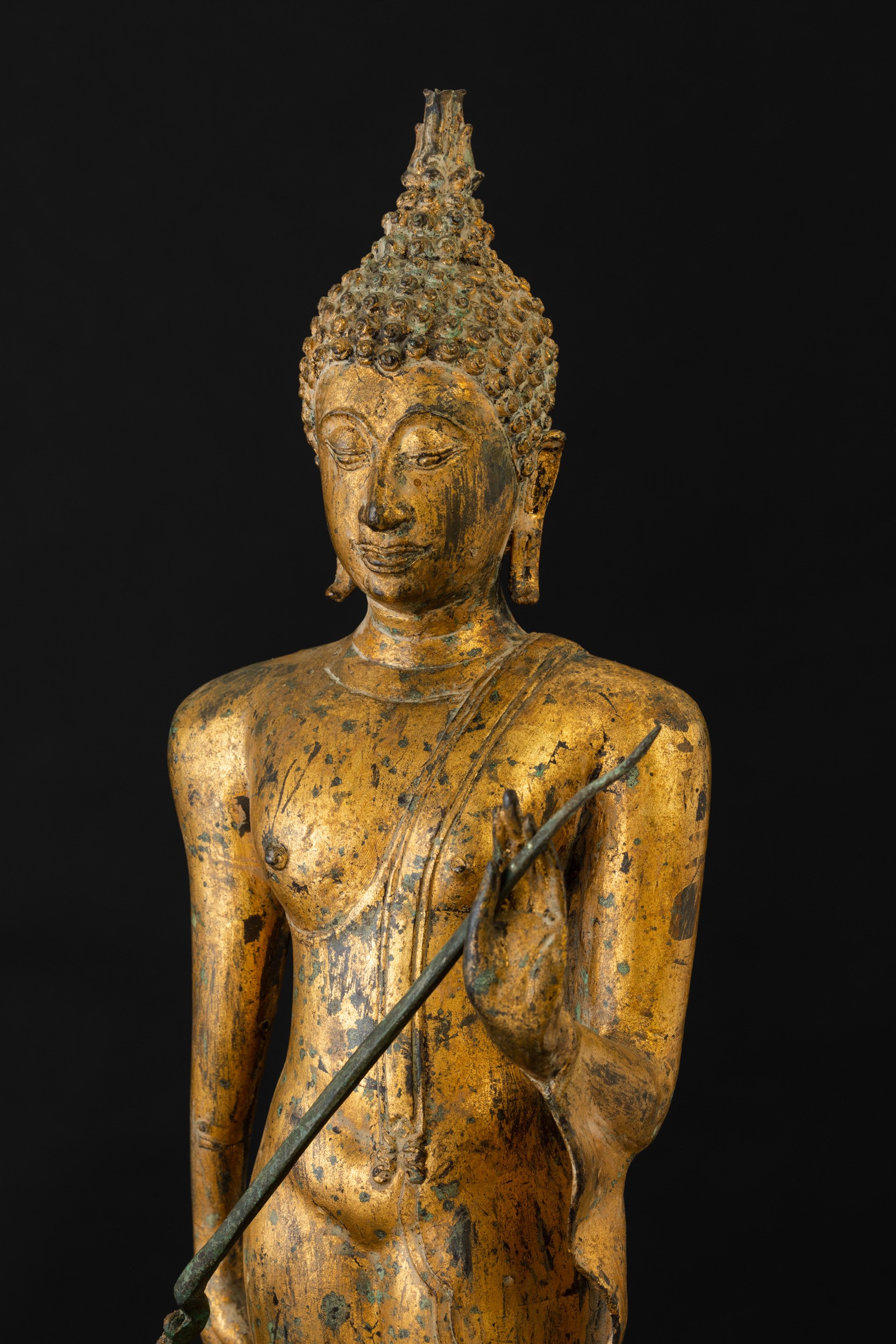 Figura di Buddha Stante in Bronzo Dorato, Thailandia, Ayutthaya, XVII Secolo