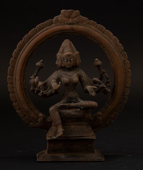 Figura di divinità multibraccia in bronzo entro aura, India, XIX secolo