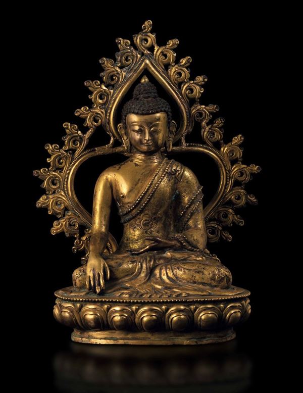 Figura di Buddha Sakyamuni entro aura seduto su fiore di loto in bronzo dorato con tracce di policromia, Cina, Dinastia Ming, XVI secolo