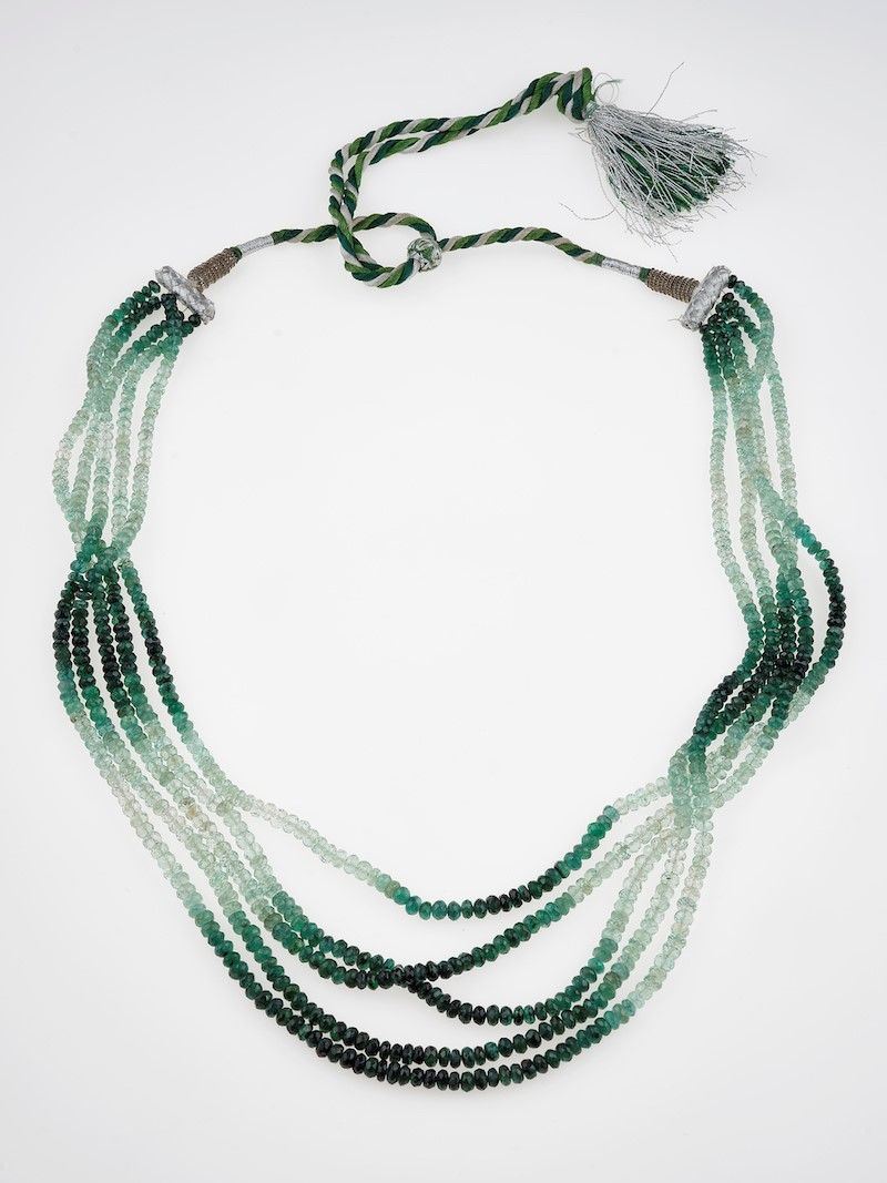 Collana composta da cinque fili di smeraldi taglio briolette per ct 395.00  - Asta Fine and Coral Jewels - Cambi Casa d'Aste
