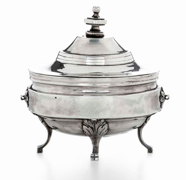 Zuccheriera in argento fuso, sbalzato e cesellato. Torino, ultimo decennio del XVIII secolo. Assaggiatore Giuseppe Fontana