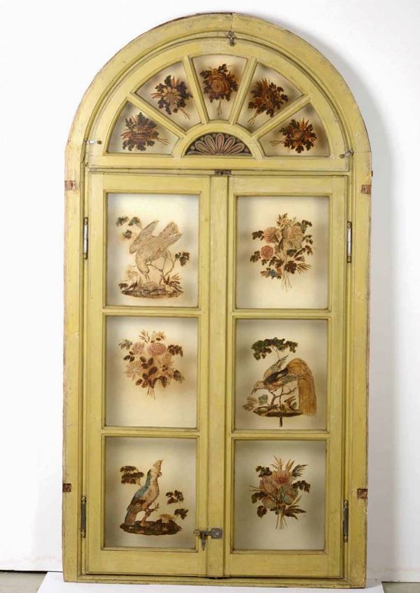 Coppia di vetrate con struttura in legno laccato e vetri dipinti a motivi floreali e zoomorfi. XVIII-XIX secolo