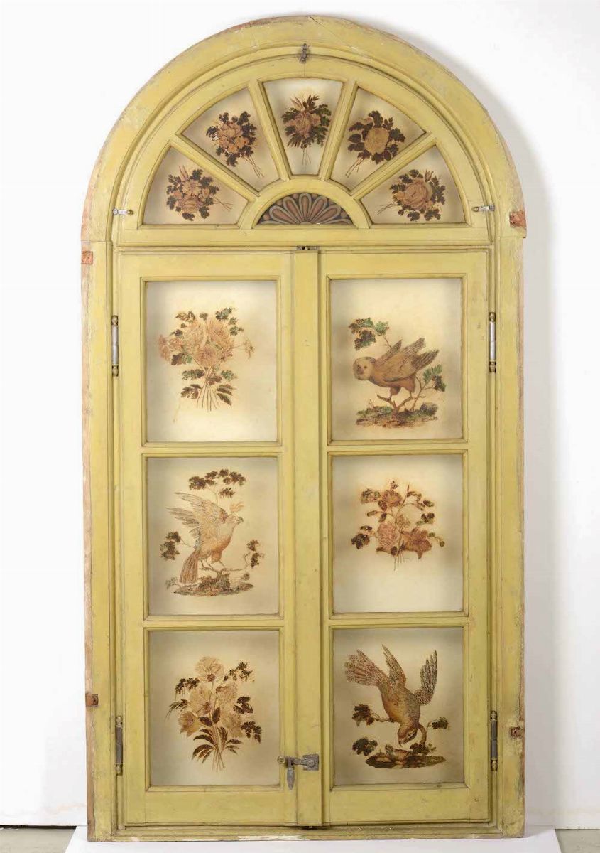 Coppia di Vetrate con Struttura in Legno Laccato e Vetri Dipinti a Motivi Floreali e Zoomorfi. XV...