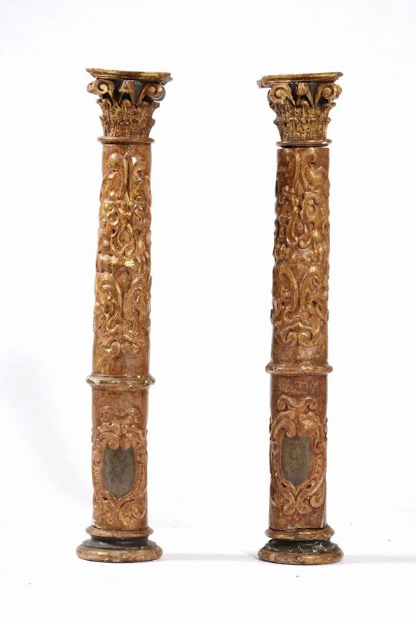 Coppia di colonne in legno intagliato, laccato e dorato. Spagna (?) XVI-XVII secolo