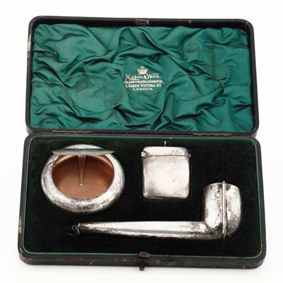 Set da Fumo per Pipa in Argento Entro Custodia Mappin & Webb, Londra. Marchi della Città di Chest...