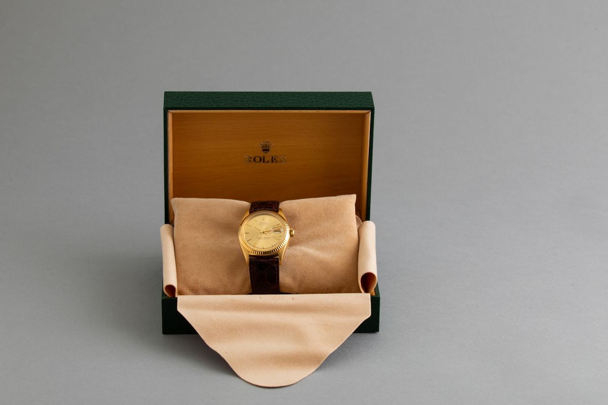 Rolex - Datejust Ref 1601 in Oro 18k con Quadrante Champagne Indici a Bastone e Cinturino in Pell...