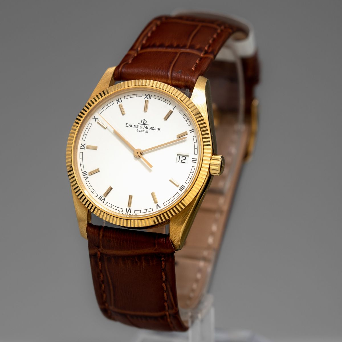 Baume e Mercier - Orologio in Oro 18k al Quarzo con Datario, Quadrante Bianco e Fondello a Vite