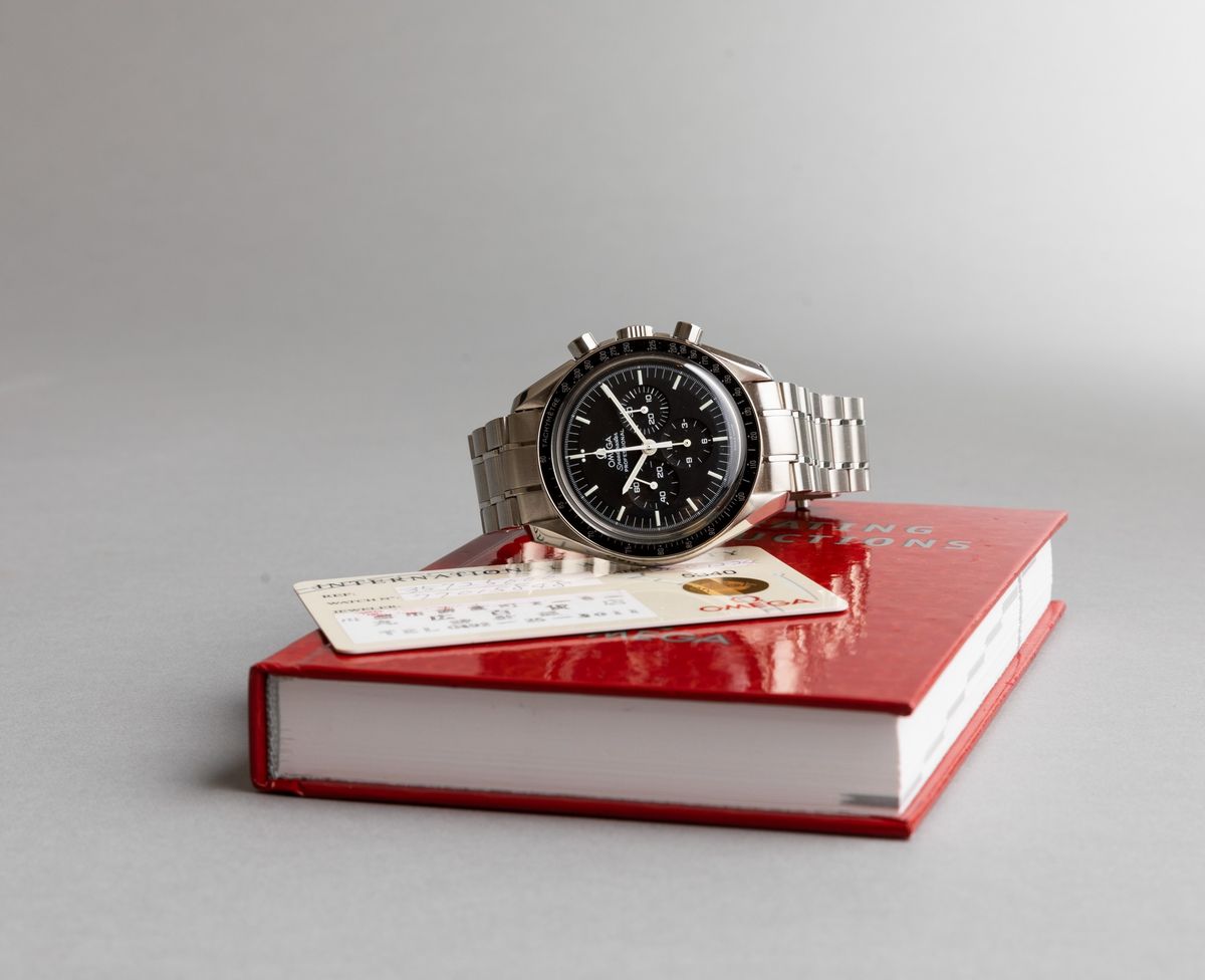 Omega - Speedmaster Cal 1861 in Acciaio con Lunetta Tachimetrica, Fondello a Vista e Accompagnato...