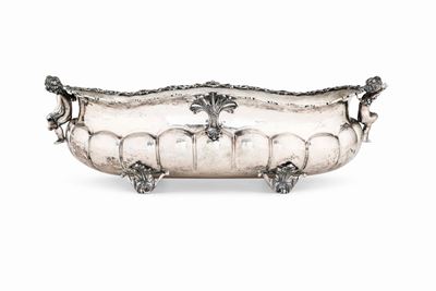 Centrotavola in Argento Fuso e Cesellato. Argenteria Artistica Italiana del XX Secolo.