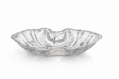Bacile in Argento Fuso e Sbalzato. Palermo 1746, Marchio del Console Antonino Gullotta; Marchio D...