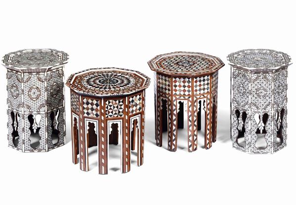 Insieme di quattro tavolini bassi intarsiati in osso, madreperla e legni pregiati. Arte di gusto moresco XX secolo