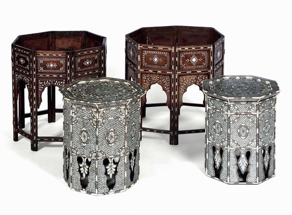 Insieme di quattro tavolini bassi intarsiati in osso, madreperla e legni pregiati. Arte di gusto moresco XX secolo