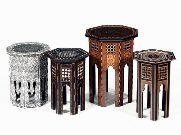 Insieme di quattro tavolini intarsiati in osso, madreperla e legni pregiati. Arte di gusto moresco XX secolo