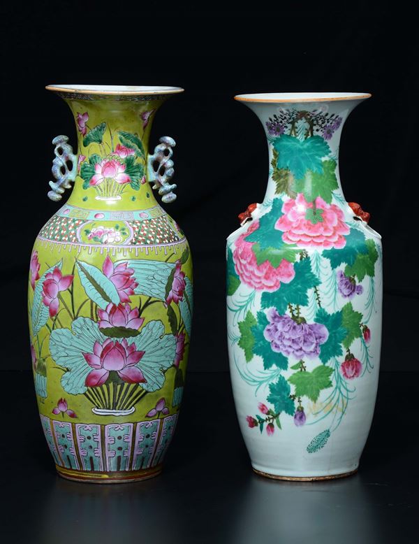 Due vasi diversi in porcellana a smalti policromi, Cina, Dinastia Qing, inizio XX secolo