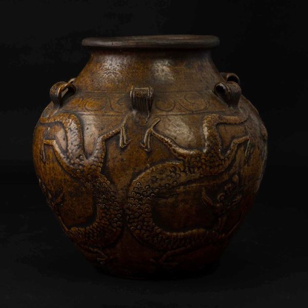 Giara in terracotta invetriata sui toni del marrone con figure di draghi, Cina, Dinastia Ming, XVII secolo
