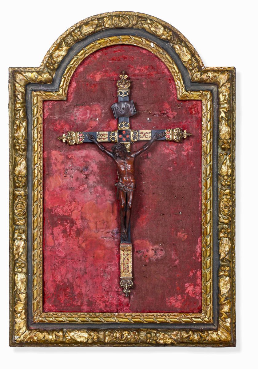 Croce Devozionale. Bosso Scolpito, Bronzo e Rame Fuso, Cesellato, Traforato e Dorato. Corallo Lav...