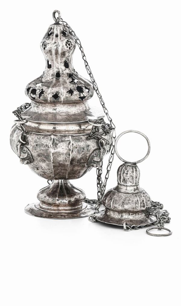 Turibolo in argento fuso, sbalzato e traforato. Argenteria veneta XVIII secolo (apparentemente privo di punzonatura)