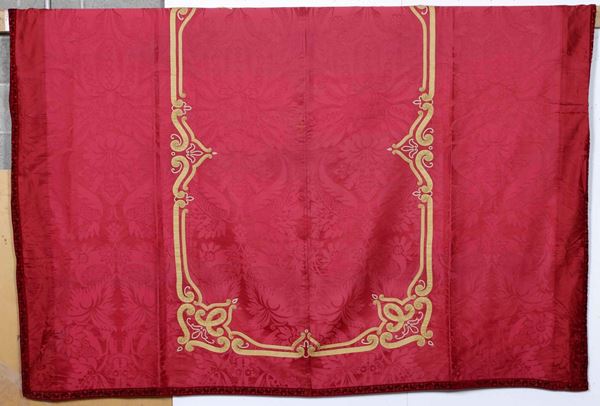 Lotto di tessuti vari,tra cui tende e mantovane in damasco rosso con applicazioni in velluto,due coprlitetti in pizzo con sotto in seta gialla e tende varie