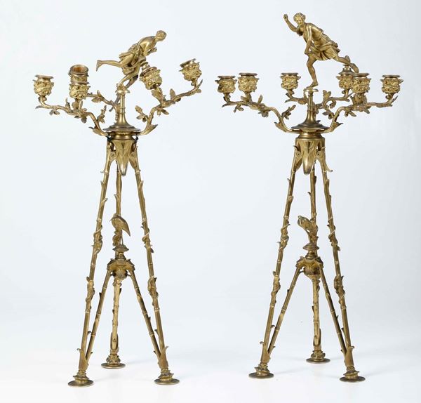 Coppia di candelabri tripodi in bronzo dorato, XX secolo