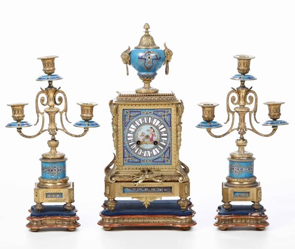 Trittico da camino composto da orologio e coppia di candelabri in bronzo e smalti. XIX-XX secolo